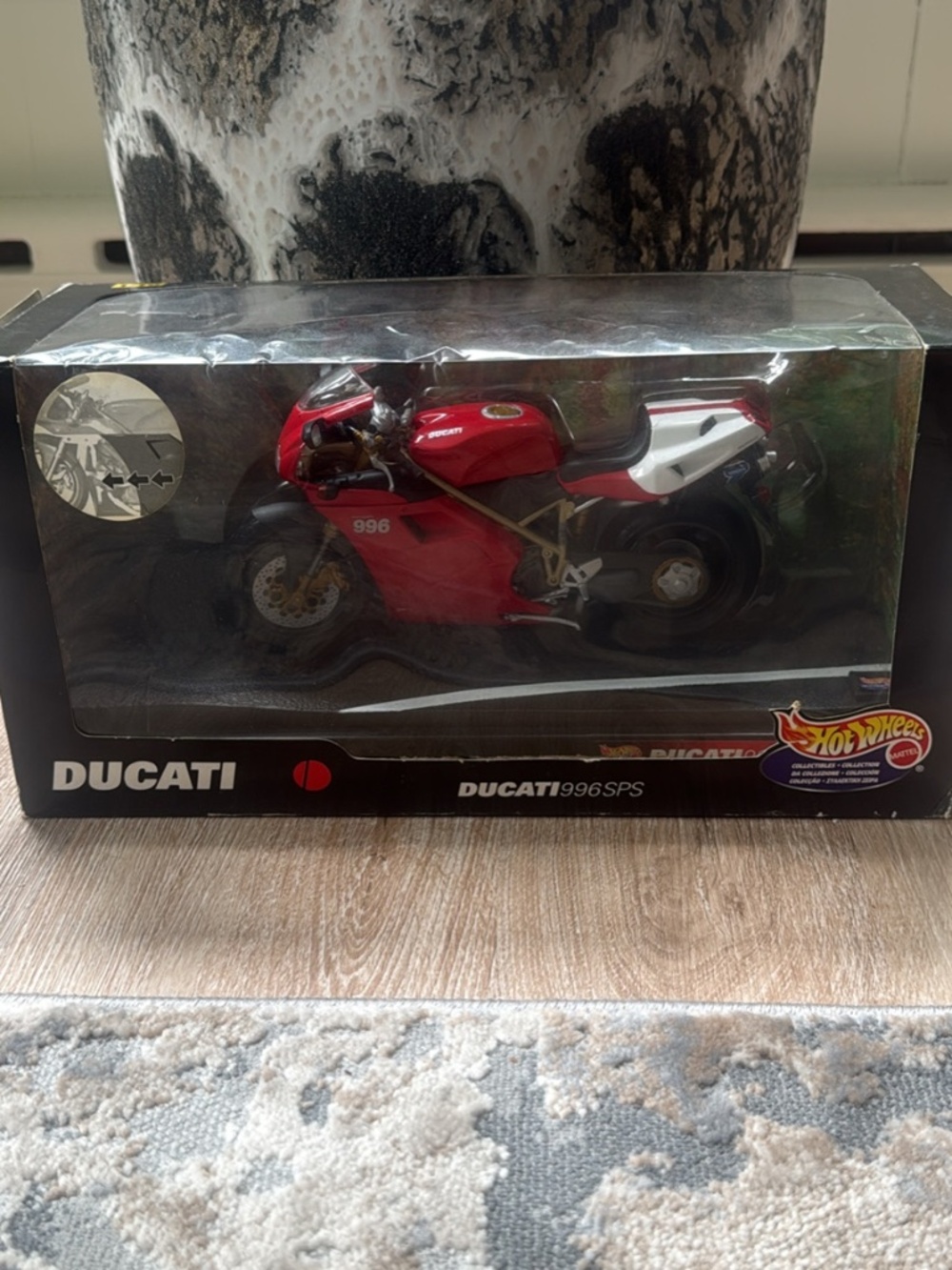 Hot Wheels Collectibles Ducati 996SPS die-cast motorcycle model